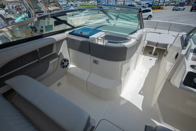 Slide: The Image of Sea Ray 310 SLX 2021 - 13