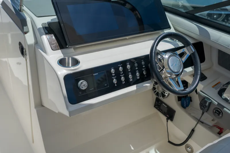 Slide: The Image of Sea Ray 310 SLX 2021 - 17