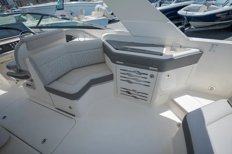 Slide: The Image of Sea Ray 310 SLX 2021 - 19