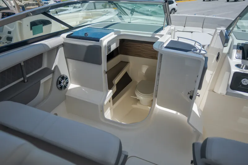 Slide: The Image of Sea Ray 310 SLX 2021 - 14