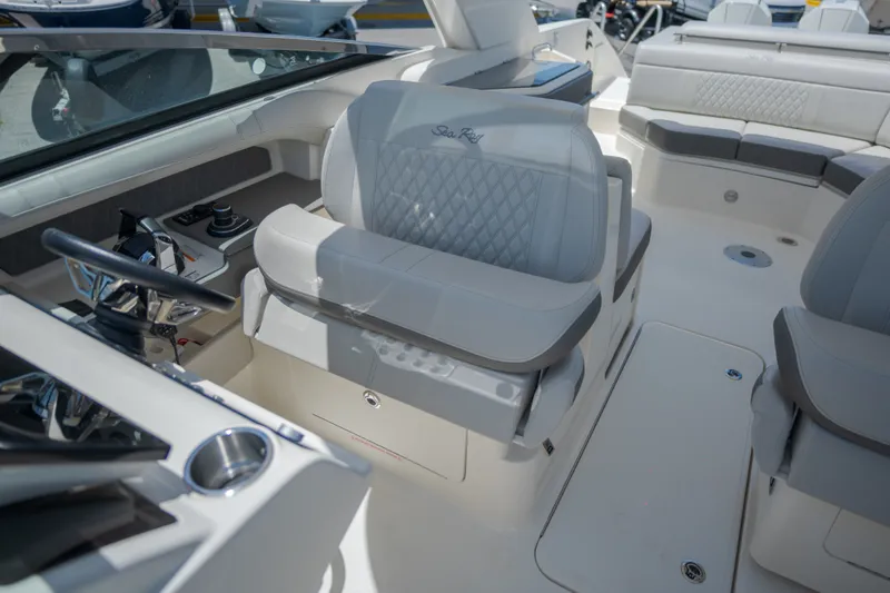 Slide: The Image of Sea Ray 310 SLX 2021 - 21