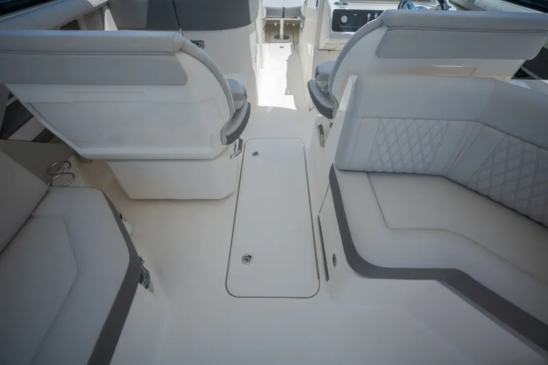 Slide: The Image of Sea Ray 310 SLX 2021 - 23