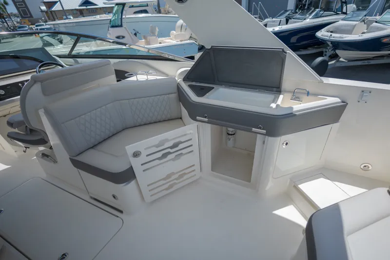 Slide: The Image of Sea Ray 310 SLX 2021 - 20