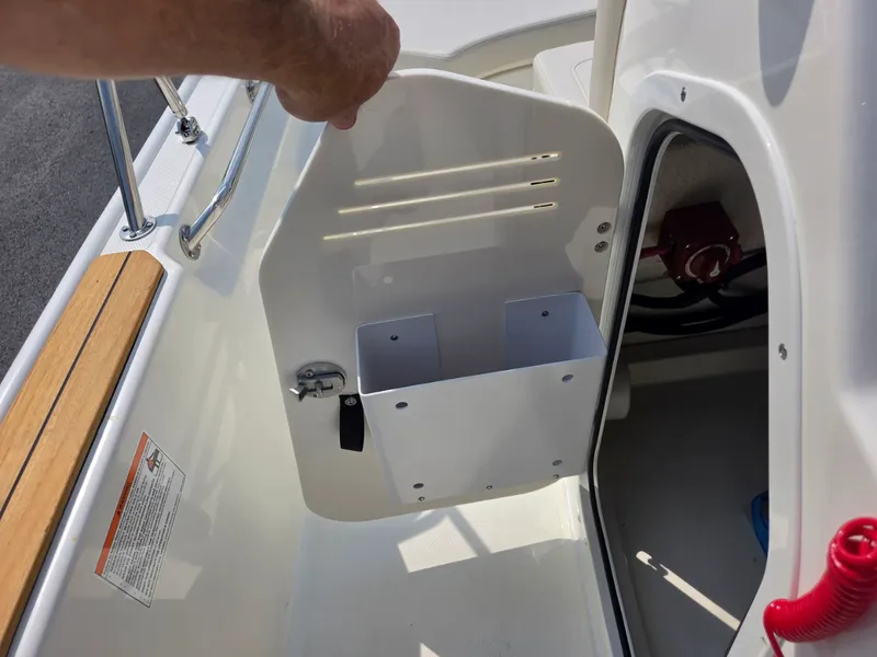 Slide: The Image of Boston Whaler 170 Montauk 2027 - 17