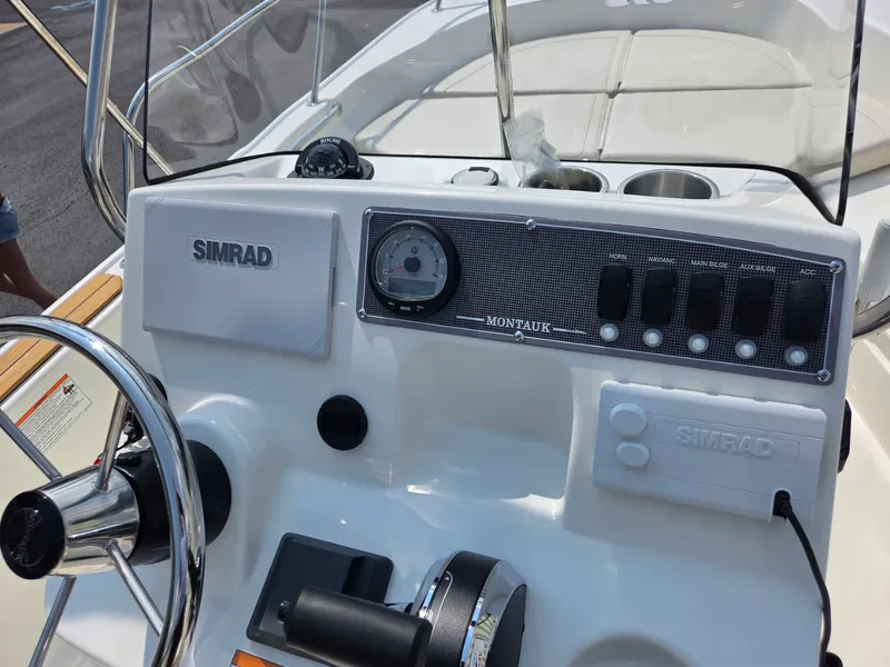 Slide: The Image of Boston Whaler 170 Montauk 2027 - 15