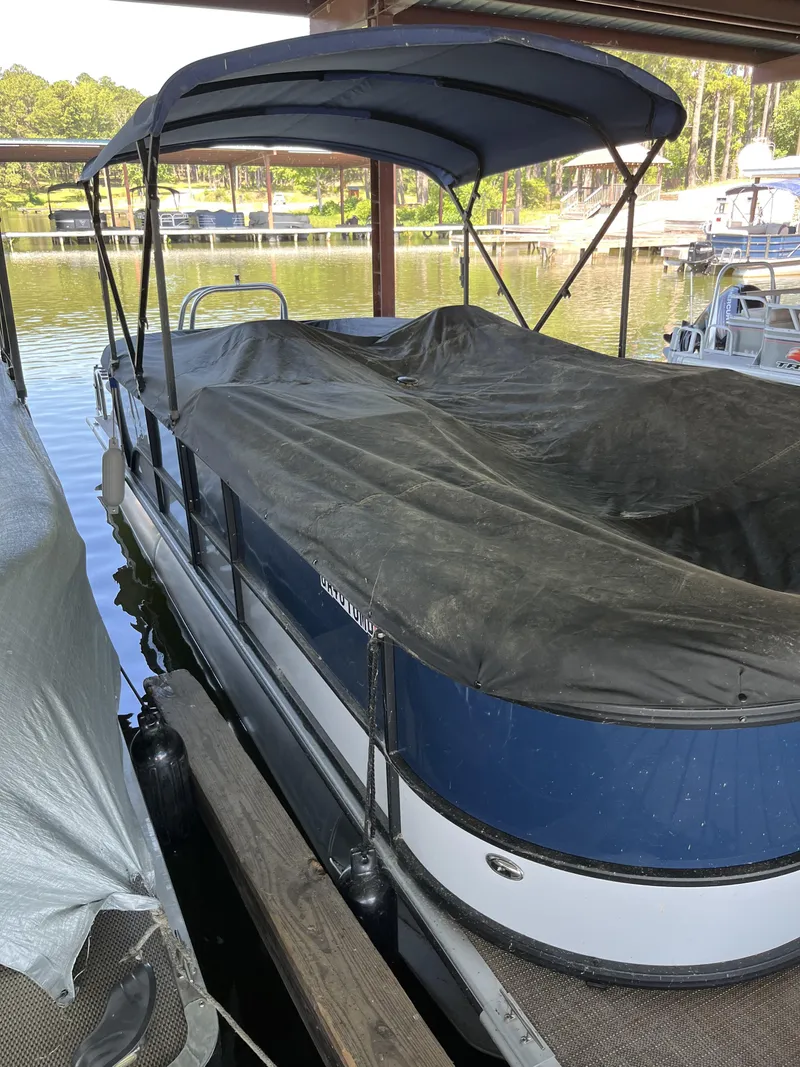 Slide: The Image of Bentley Pontoons Legacy 220 Navigator 2023 - 15