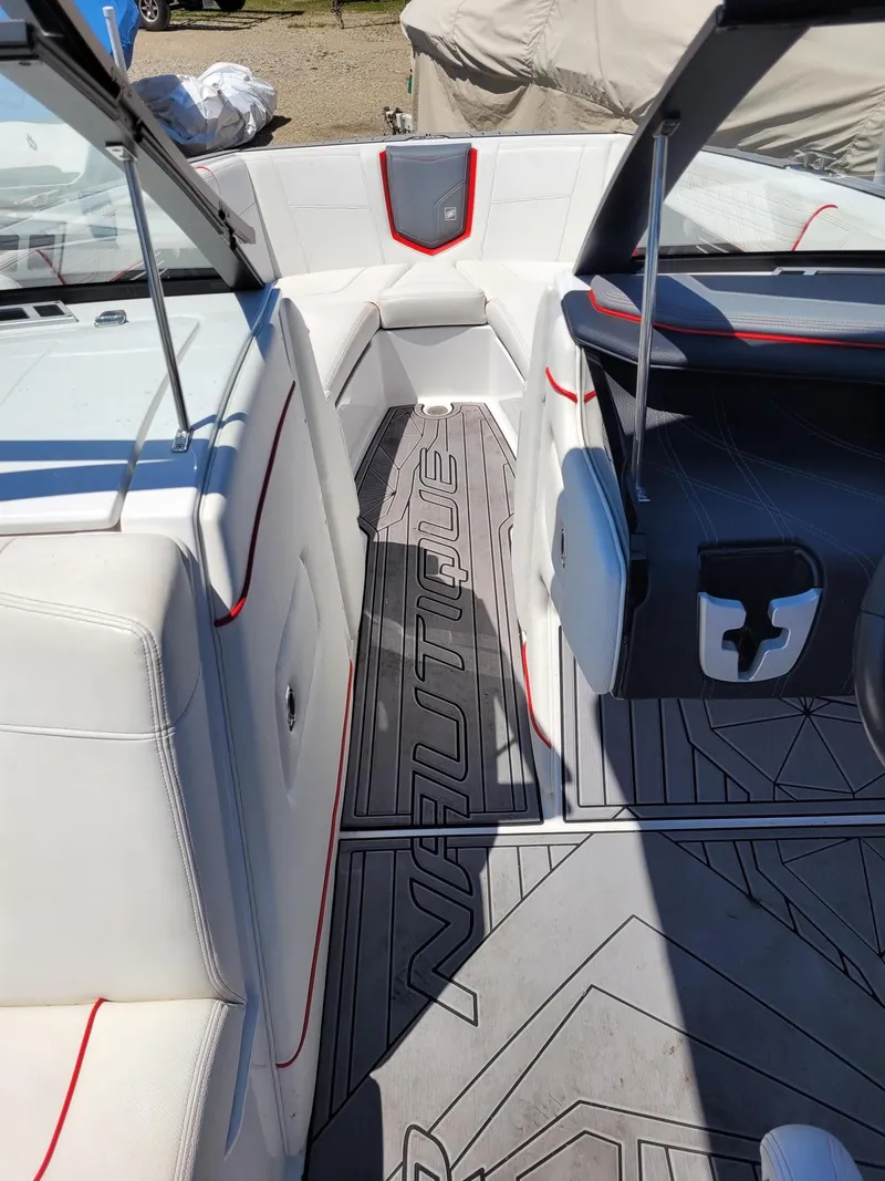Slide: The Image of Nautique Super Air G23 2020 - 12