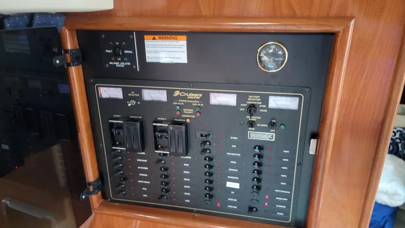 Slide: The Image of Cruisers Yachts 320 Express 2005 - 18