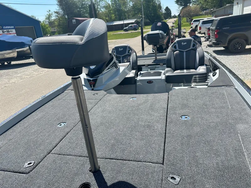 Slide: The Image of 2023 Ranger Z520R fishing boat with seating and storage compartments. - 6