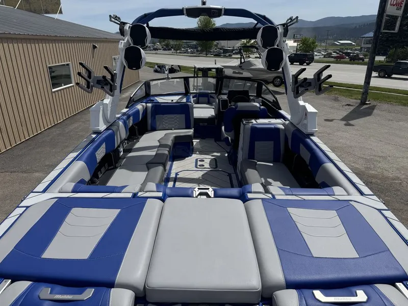Slide: The Image of Malibu 25 LSV 2022 - 18