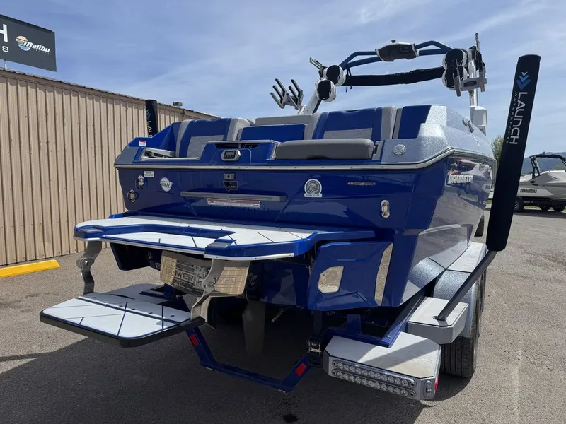 Slide: The Image of Malibu 25 LSV 2022 - 4
