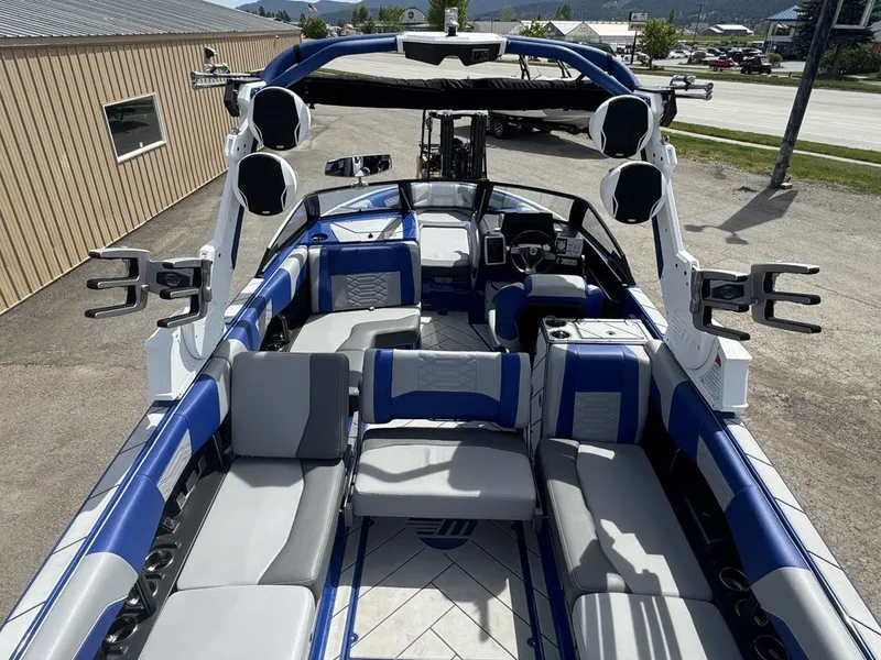 Slide: The Image of Malibu 25 LSV 2022 - 7