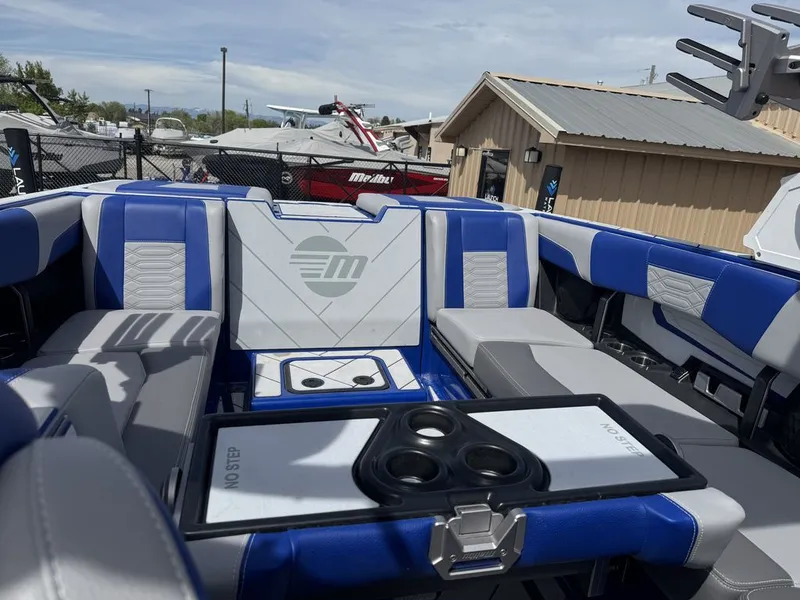 Slide: The Image of Malibu 25 LSV 2022 - 8