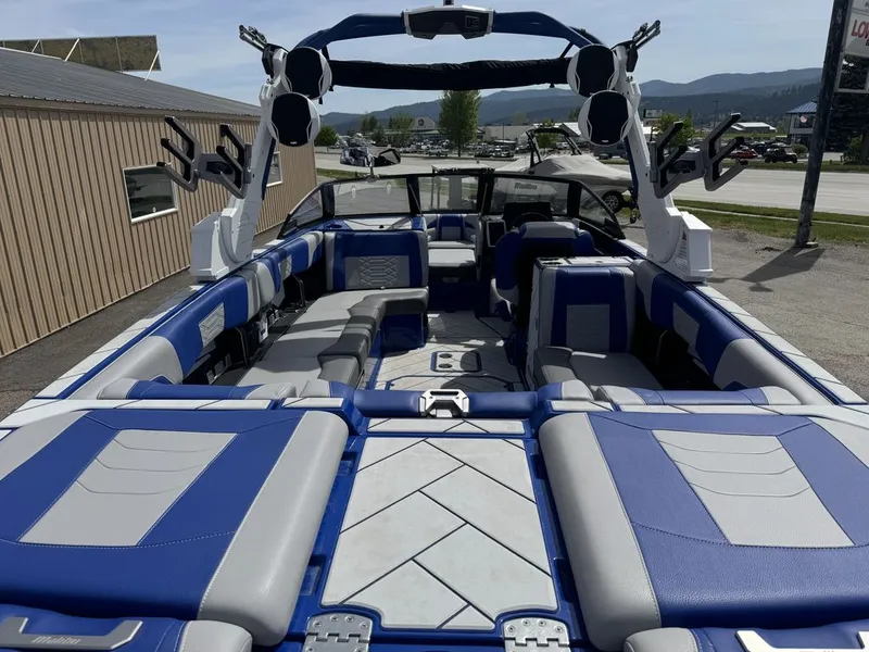 Slide: The Image of Malibu 25 LSV 2022 - 6