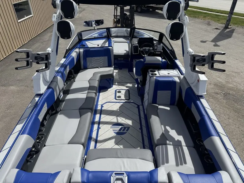 Slide: The Image of Malibu 25 LSV 2022 - 17