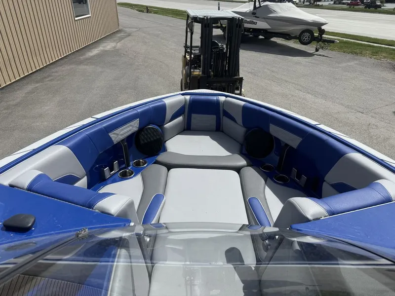 Slide: The Image of Malibu 25 LSV 2022 - 10