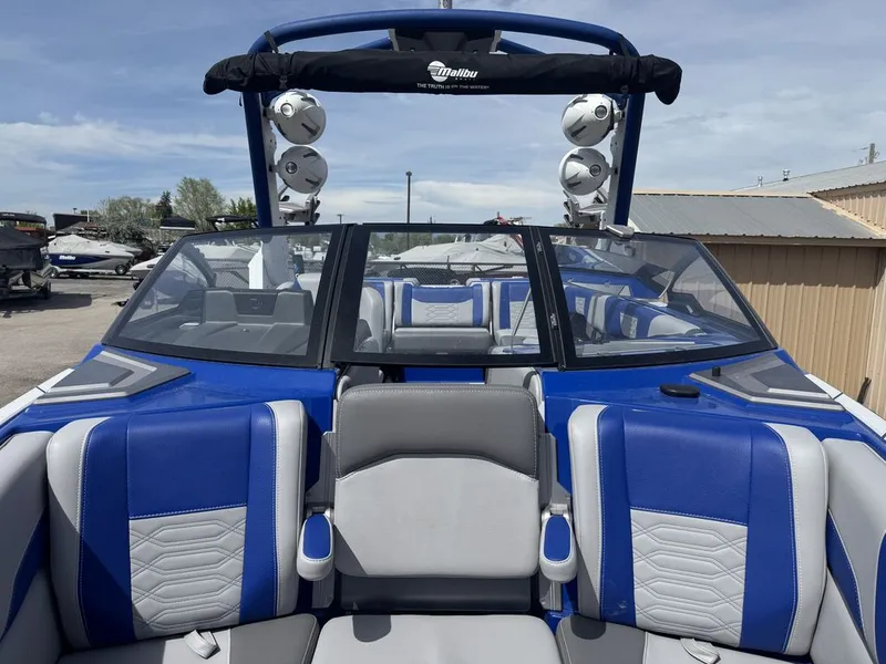Slide: The Image of Malibu 25 LSV 2022 - 11