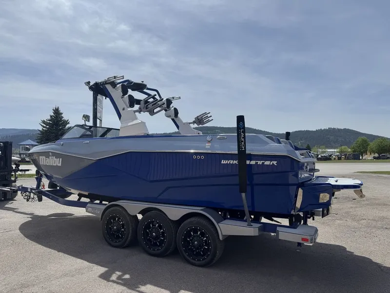 Slide: The Image of Malibu 25 LSV 2022 - 3