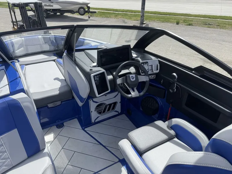 Slide: The Image of Malibu 25 LSV 2022 - 9
