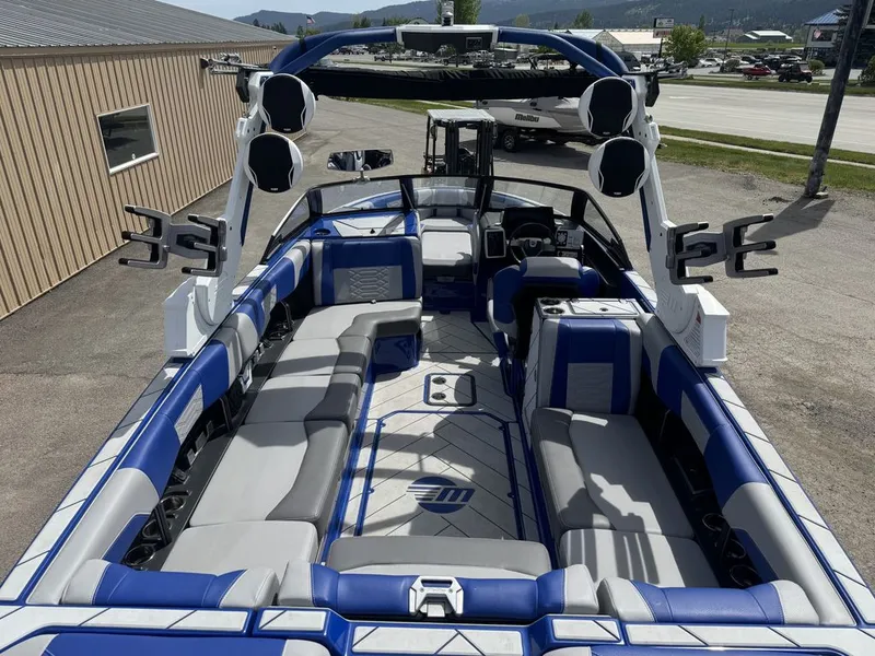 Slide: The Image of Malibu 25 LSV 2022 - 19