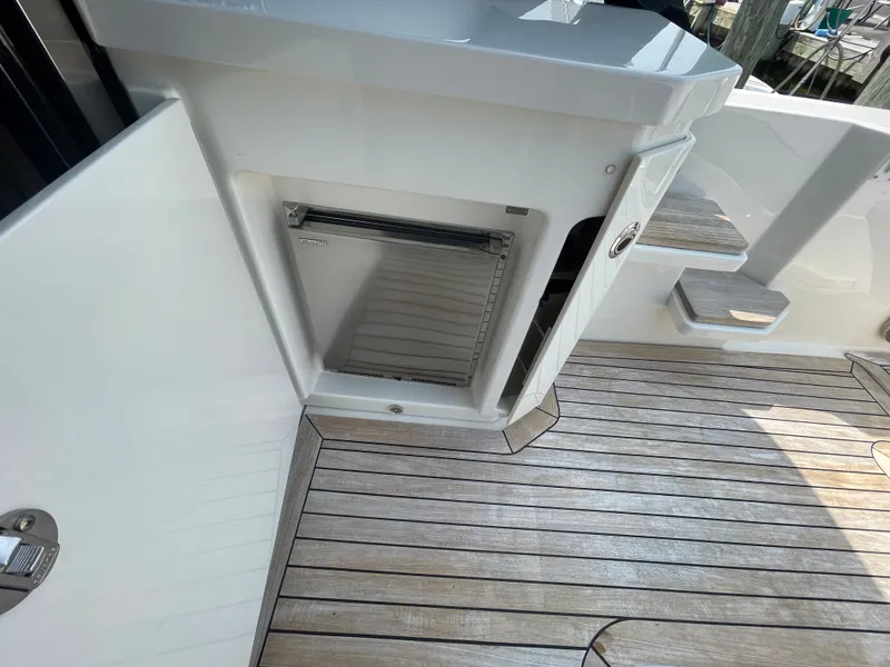 Slide: The Image of The 2018 Sea Ray Sundancer 510 features an elegant teak platform with integrated steps and storage. - 45