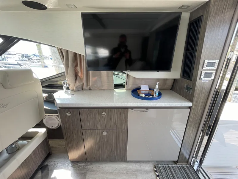 Slide: The Image of Interior of a 2018 Sea Ray Sundancer 510 featuring a TV and countertop. - 51