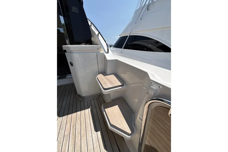 Slide: The Image of 2018 Sea Ray Sundancer 510 yacht steps with sleek design and wooden finish. - 147