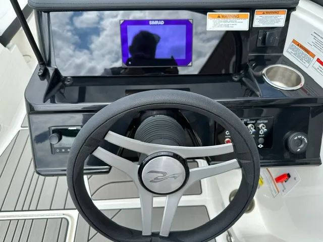 Slide: The Image of Sea Ray 210 SPX 2024 - 7