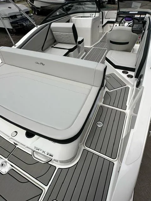 Slide: The Image of Sea Ray 210 SPX 2024 - 2