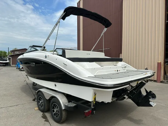 Slide: The Image of Sea Ray 210 SPX 2024 - 1