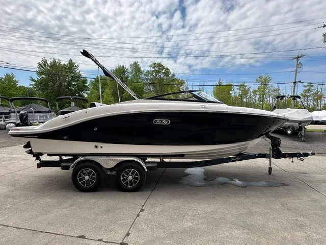 Slide: The Image of Sea Ray 210 SPX 2024 - 25