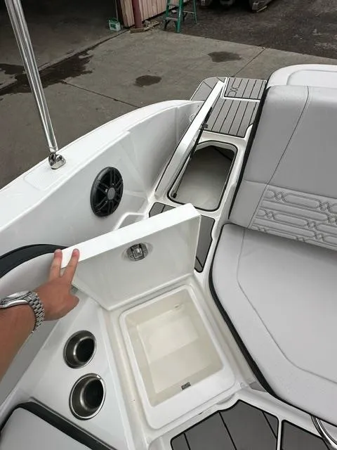 Slide: The Image of Sea Ray 210 SPX 2024 - 13