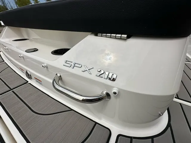 Slide: The Image of Sea Ray 210 SPX 2024 - 30