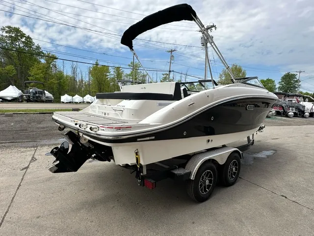 Slide: The Image of Sea Ray 210 SPX 2024 - 23