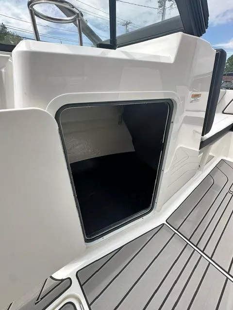 Slide: The Image of Sea Ray 210 SPX 2024 - 18