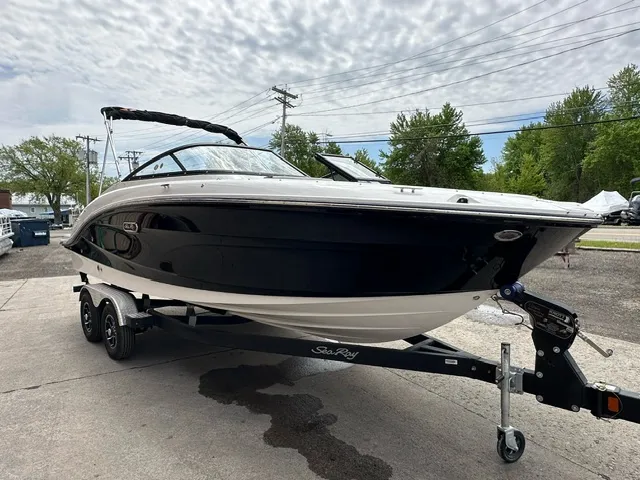 Slide: The Image of Sea Ray 210 SPX 2024 - 26