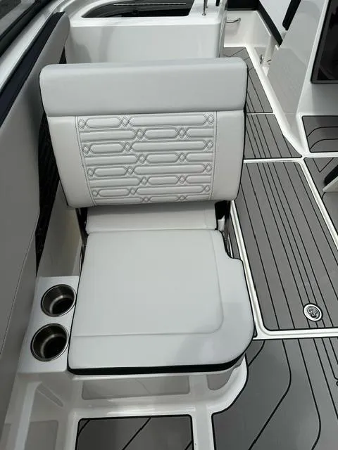 Slide: The Image of Sea Ray 210 SPX 2024 - 22