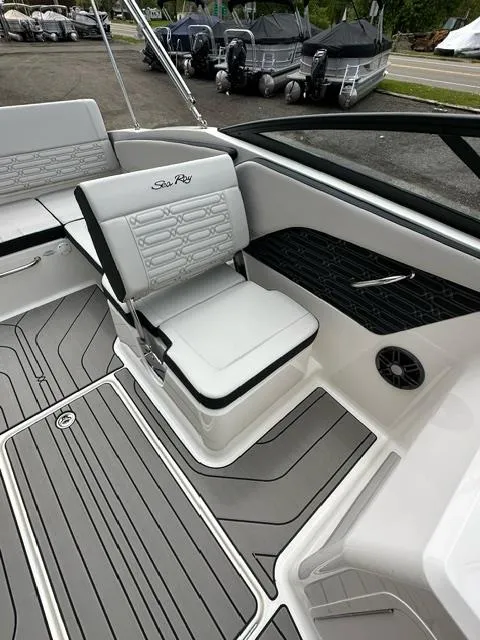 Slide: The Image of Sea Ray 210 SPX 2024 - 11