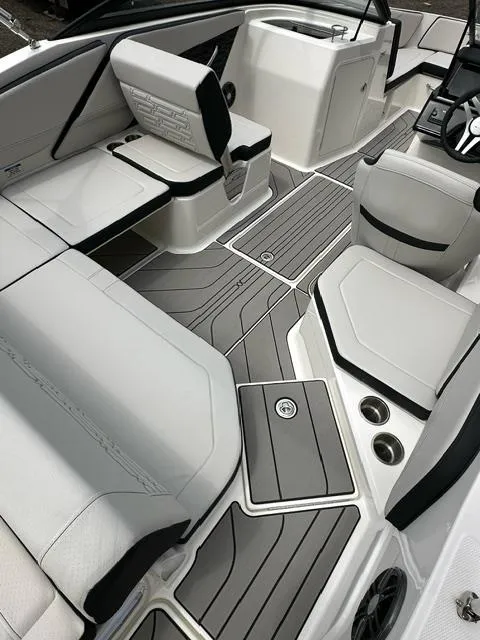 Slide: The Image of Sea Ray 210 SPX 2024 - 3