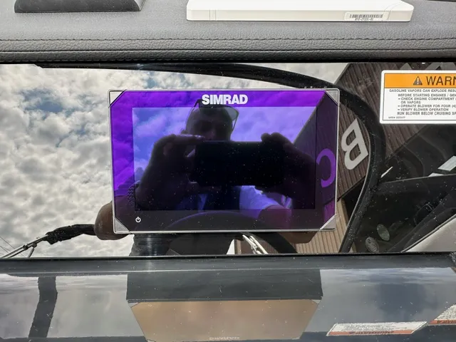 Slide: The Image of Sea Ray 210 SPX 2024 - 10