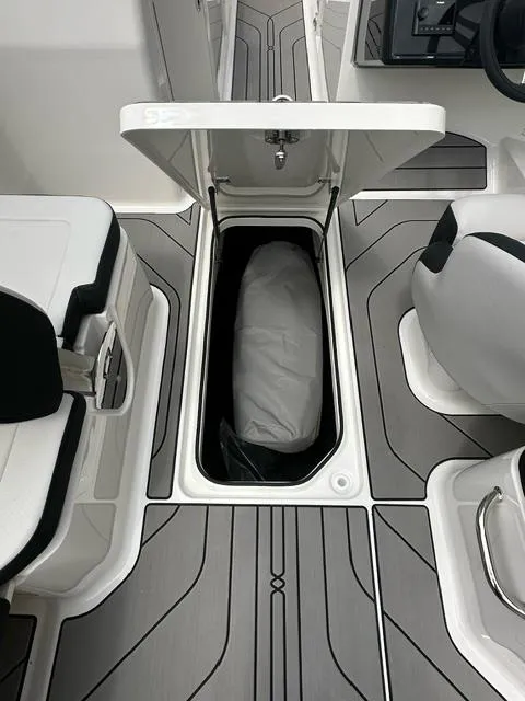 Slide: The Image of Sea Ray 210 SPX 2024 - 17