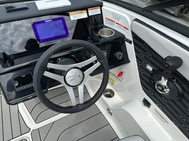 Slide: The Image of Sea Ray 210 SPX 2024 - 6