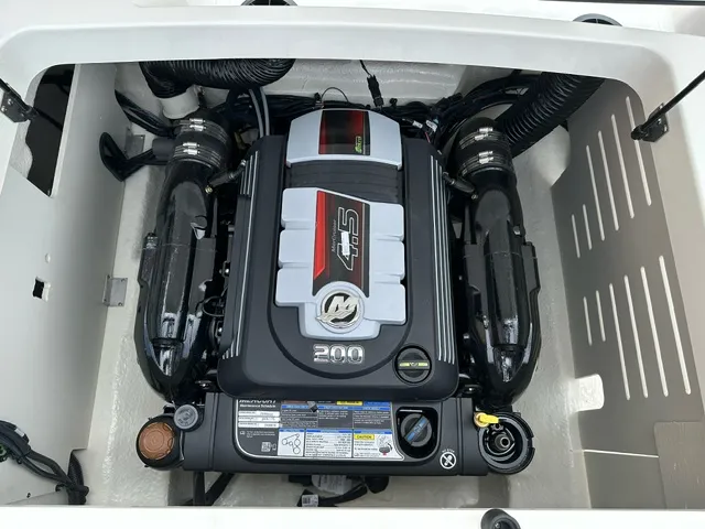 Slide: The Image of Sea Ray 210 SPX 2024 - 28