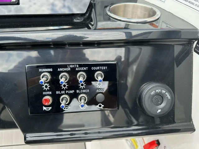 Slide: The Image of Sea Ray 210 SPX 2024 - 8