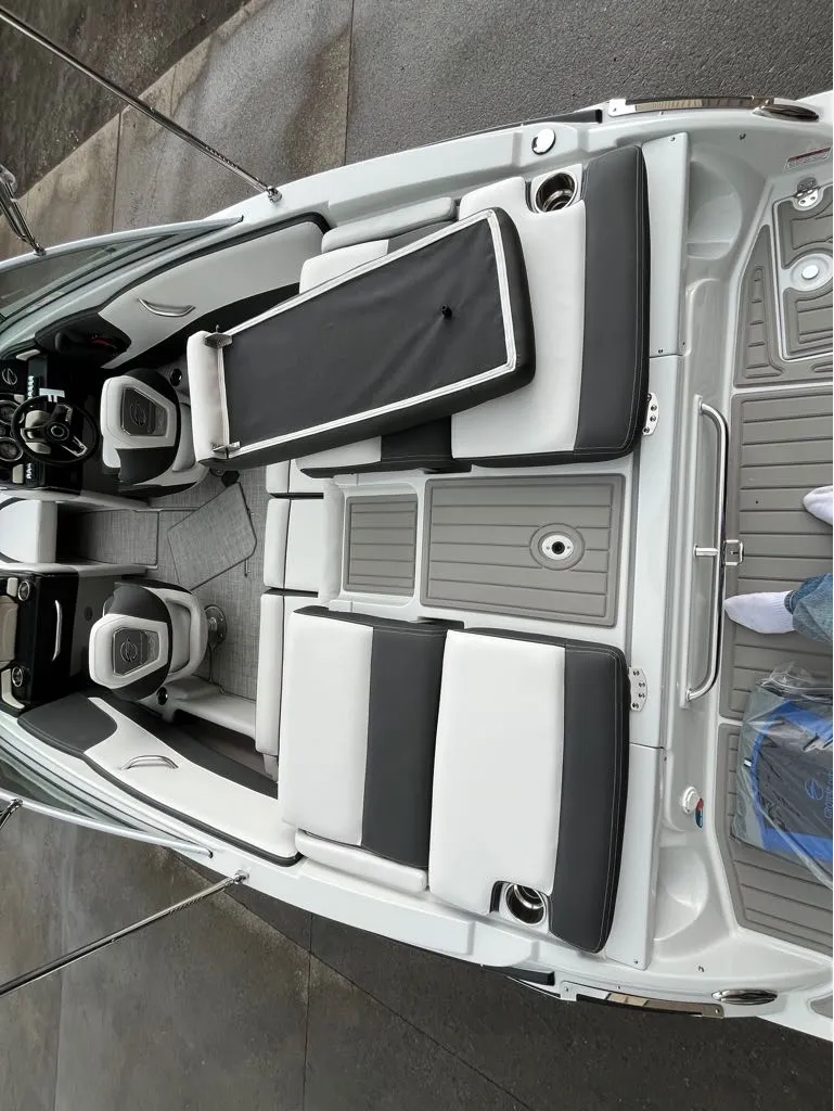 Slide: The Image of Crownline Boats 210 SS 2024 - 3