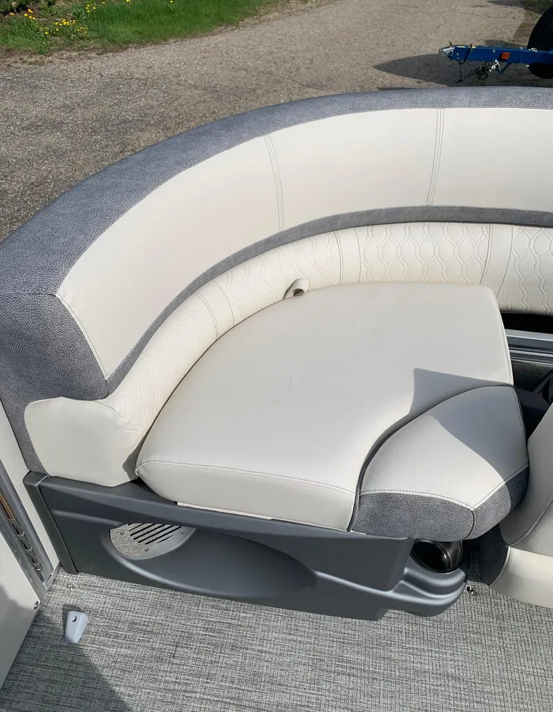 Slide: The Image of 2023 Avalon Catalina VRL 25' Tri-Toon boat with white and gray seating. - 15