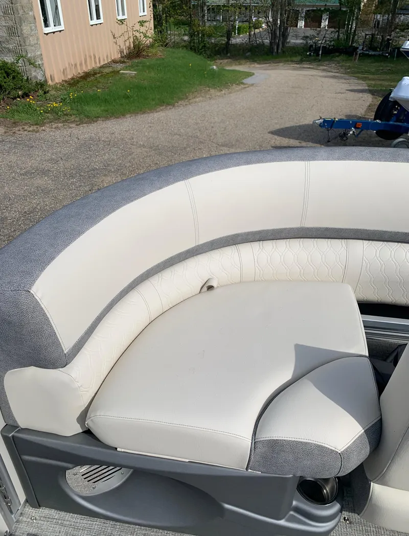 Slide: The Image of 2023 Avalon Catalina VRL 25' Tri-Toon boat with plush seating. - 16