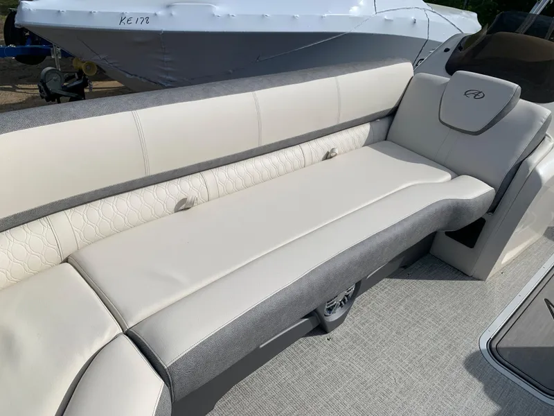 Slide: The Image of 2023 Avalon Catalina VRL 25' Tri-Toon boat with luxurious seating. - 18