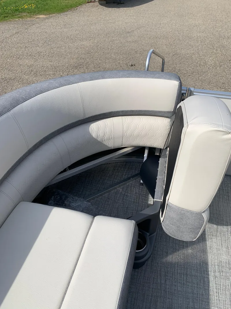 Slide: The Image of 2023 Avalon Catalina VRL 25' Tri-Toon boat with plush seating. - 22