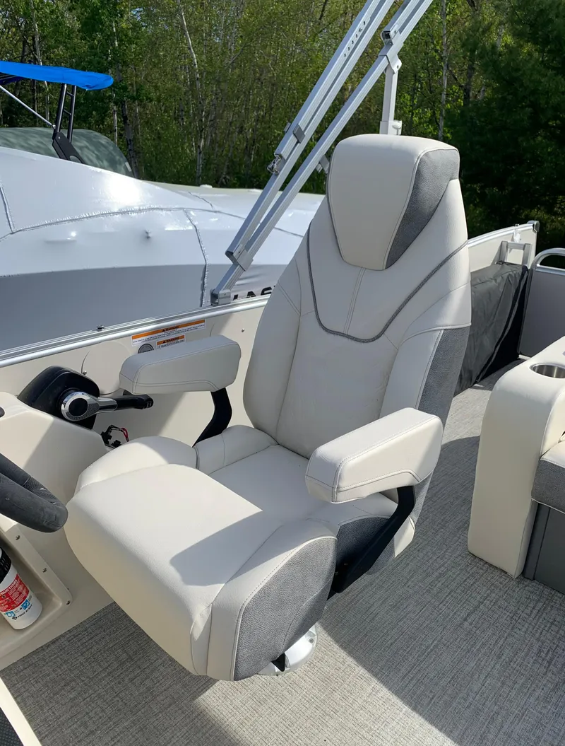 Slide: The Image of Captain's chair on 2023 Avalon Catalina VRL 25' Tri-Toon boat. - 35